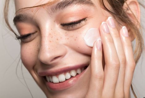 model with sensitive skin - Gatuline Skin-Repair AF