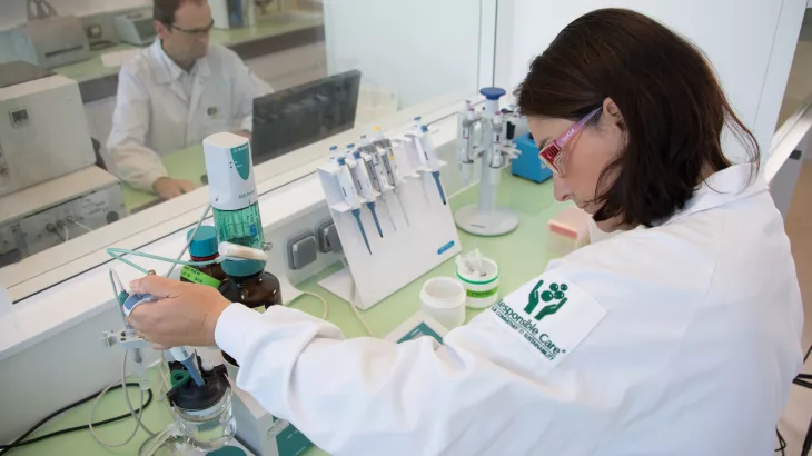 technician performing a lipolysis test